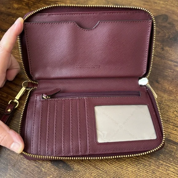 Michael Kors Jet Set smartphone wristlet burgundy crocodile-embossed design - Picture 5 of 13